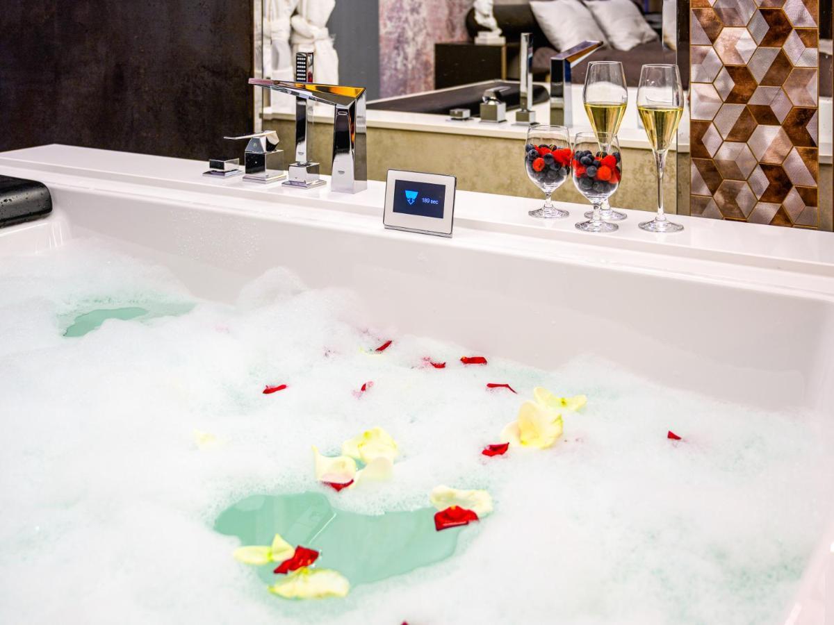 Pietryna Apartments Luxury - Sauna , Jacuzzi , Bezposrednio Przy Ul Piotrkowskiej Lodź Bagian luar foto