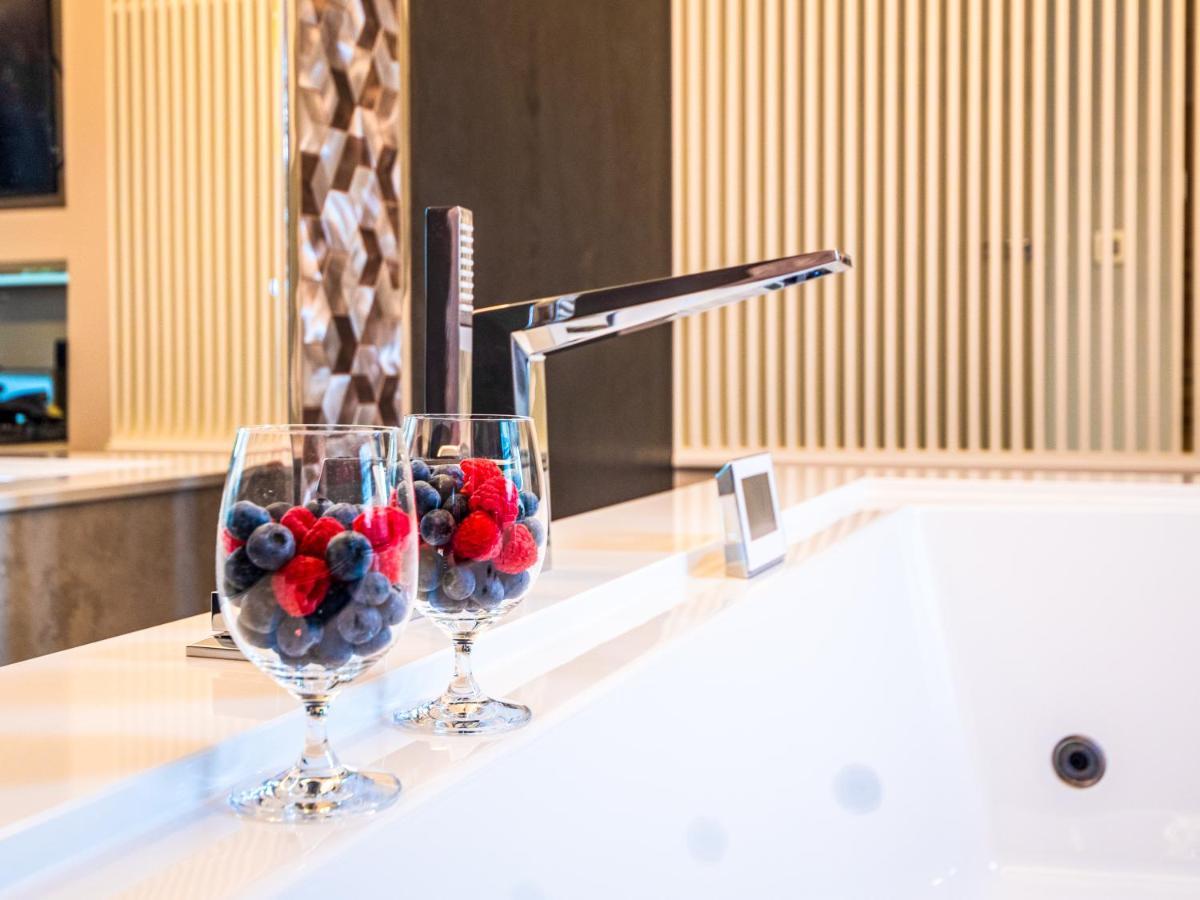Pietryna Apartments Luxury - Sauna , Jacuzzi , Bezposrednio Przy Ul Piotrkowskiej Lodź Bagian luar foto